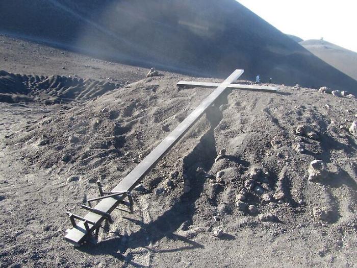 D'incanto spunta una croce sull'Etna ed &egrave; un vero "mistero" da Opus Dei..