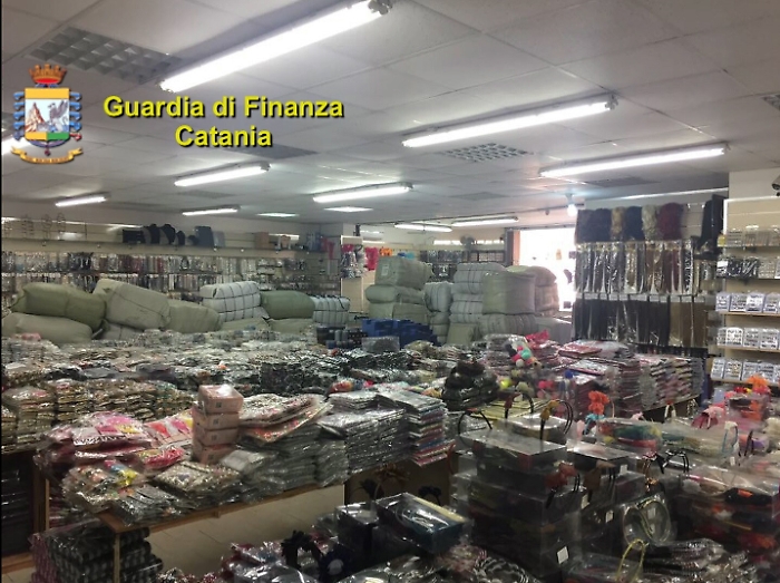 Misterbianco, sequestrati quasi 6 milioni di capi d&igrave;'abbigliamento