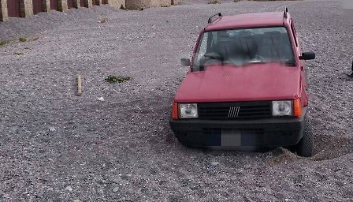 Un  Pandino sulla spiaggia. Il proprietario: &laquo;L'auto mi era stata rubata&raquo;