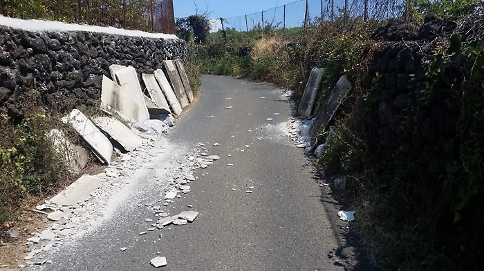 Acireale, incubo amianto: in una via abbandonate delle lastre di eternit