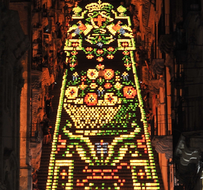 La Scala di Santa Maria del Monte a Caltagirone s'illumina rendendo omaggio a padre Puglisi