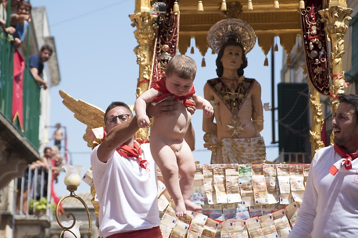 Palazzolo Acreidetra "guerra" dei santie bambini avvolti in rotoli di banconote 