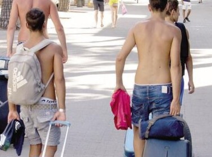 Siracusa, a Ortigia e nei luoghi storici vietato girare a torso nudo