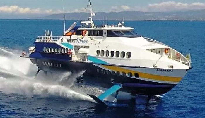 Aliscafo con 200 persone a bordo in avaria, rimorchiato fino a Vulcano