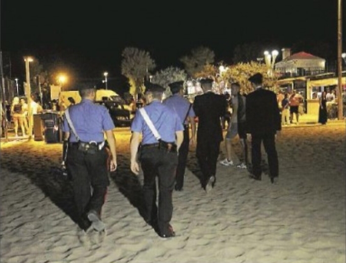 Fal&ograve; in spiaggia e spinelli a San Lorenzo: segnalati in Prefettura 12 giovanissimi