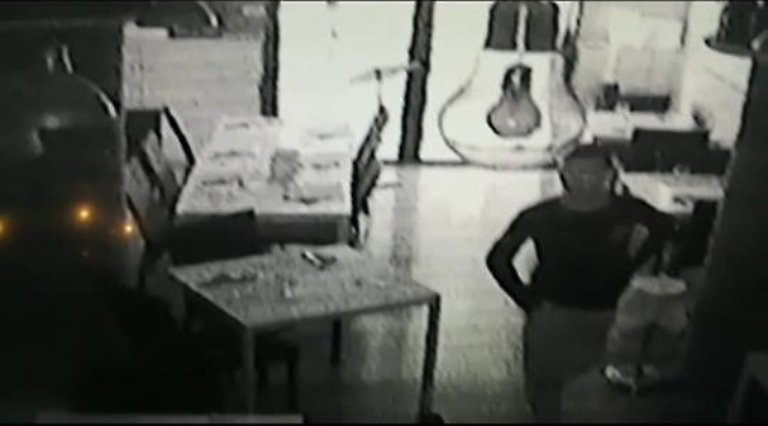 Subisce furto e su Facebook posta una foto del ladro ed un messaggio: &laquo;Sei fortunato, ti avessi pescato...&raquo;