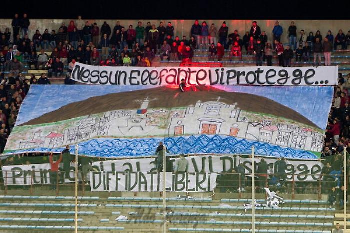 La coreografia incriminata dei tifosi della Reggina contro quelli del Catania