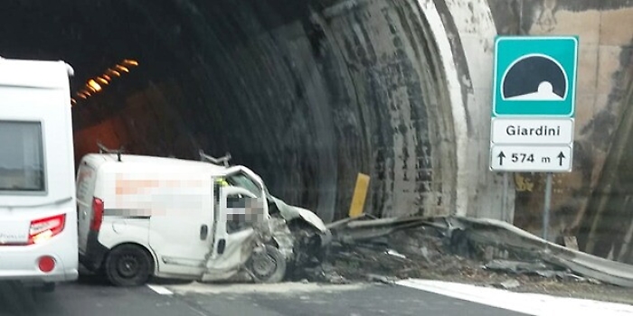 Furgone si schianta contro le barriere lungo la A18, un morto e un ferito grave