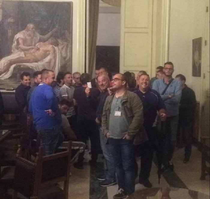 Stipendi in ritardo, operatori ecologici protestano in piazza Duomo a Catania