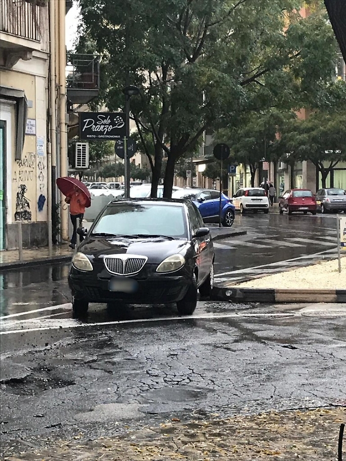 Catania: parcheggiare in mezzo alla strada &egrave; diventata una moda!