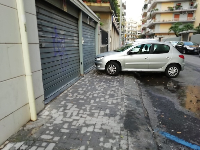 Catania, Via Vecchia Ognina: marciapiedi impraticabili per i pedoni