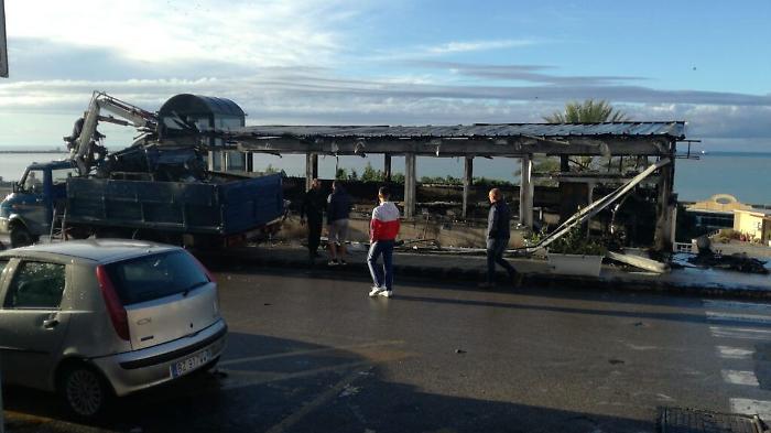 Gela, appiccato fuoco a bar appena inaugurato e ad un lido