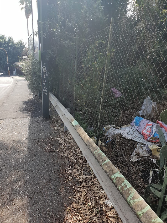 Catania, Viale Fleming: pellicole pubblicitarie abbandonate in aree pubbliche