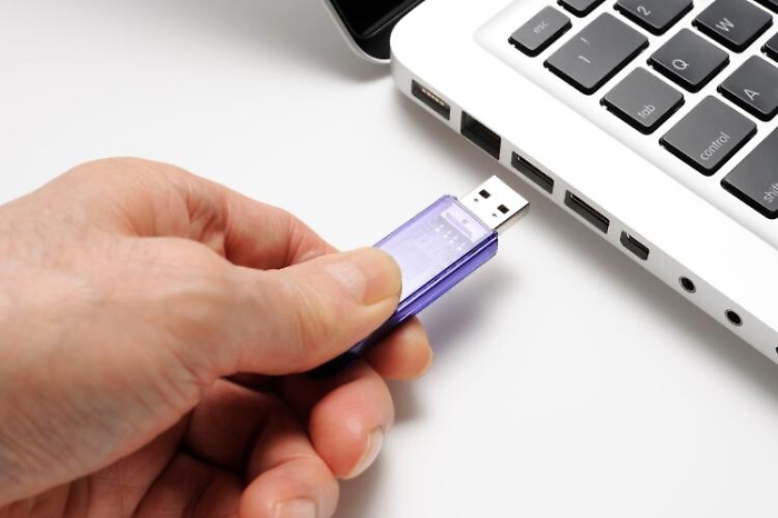 Trapani, forse individuato mittente di pendrive che fer&igrave; un poliziotto 