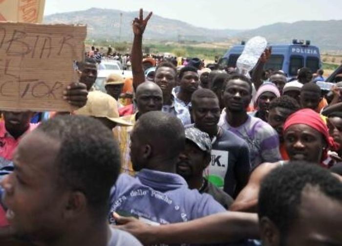 &laquo;Vogliamo servizi e soldi per viaggio&raquo;: migranti in rivolta al Cara di Mineo