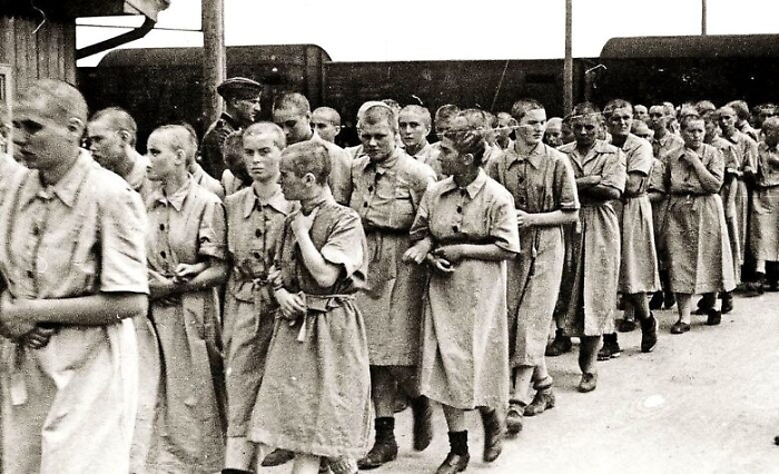 La ri&shy;bel&shy;lio&shy;ne di Bras&shy;se, il &ldquo;fo&shy;to&shy;gra&shy;fo di Au&shy;sch&shy;wi&shy;tz&rdquo; che non di&shy;strus&shy;se le foto dei de&shy;por&shy;ta&shy;ti