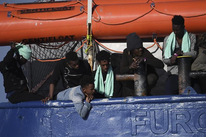 Migranti Sea Watch, da Salvini ok a sbarco: &laquo;Ma solo se vanno in Olanda&raquo;