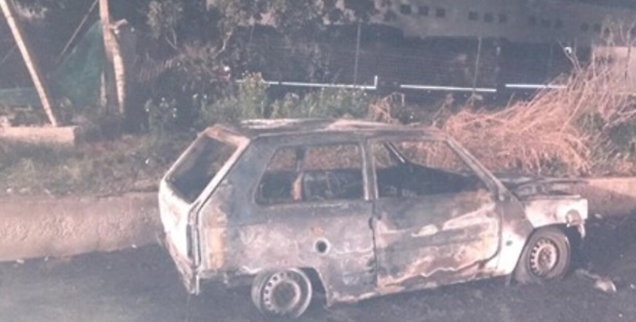 Modica, in fiamme auto del Comune: dentro telecamere per riprendere "sporcaccioni" 