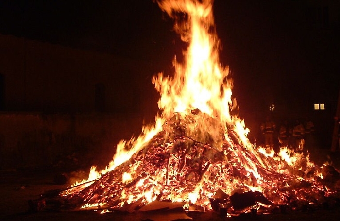 Sassaiola contro vigili del fuoco che spengono "vampa" di S. Giuseppe