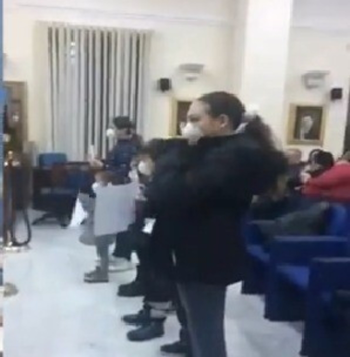Melilli, bimbi irrompono in Consiglio Comunale con mascherine contro inquinamento