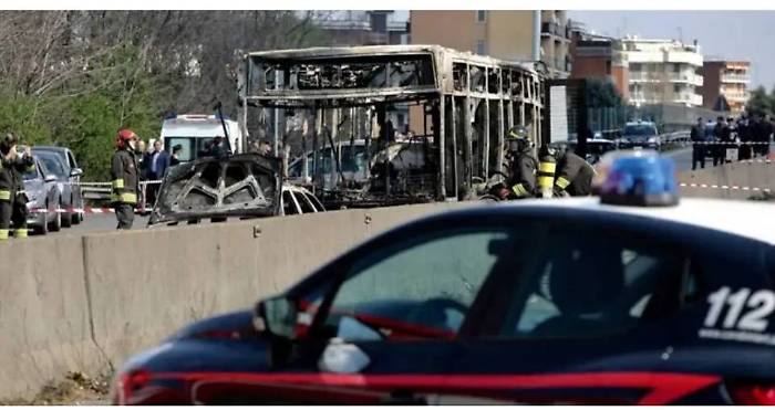 Bus dirottato, su Fb il commovente omaggio dei carabinieri ai colleghi "eroi"