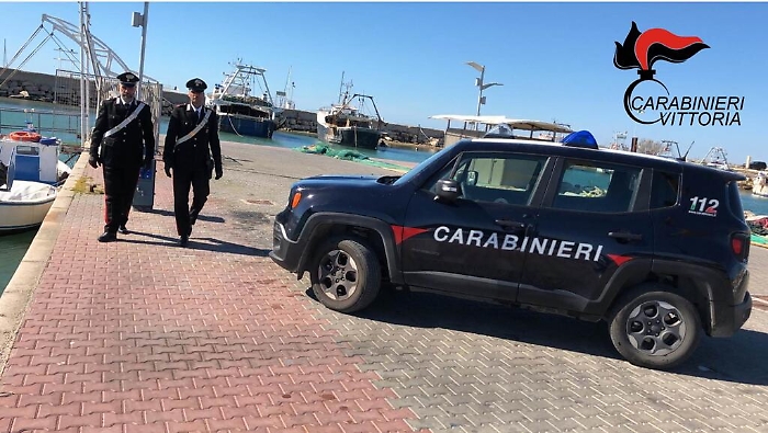 Ragazzino al lavoro in autolavaggio: genitori arrestati ad Acate