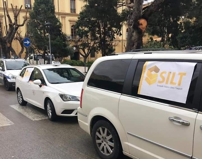 Tassisti ancora sul piede di guerra, cortei e sit in a Catania e Palermo