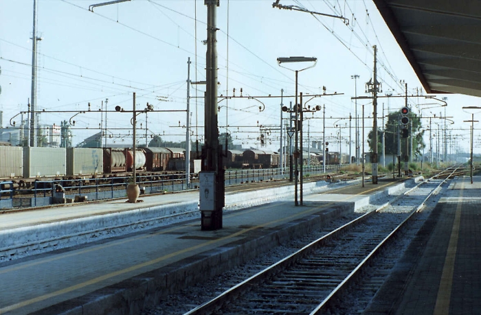 Linea elettrica danneggiata da ignoti, treni sospesi tra Catania e Caltanissetta Xirbi