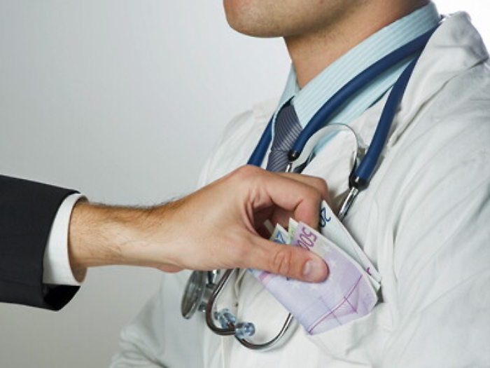 I soldi delle case farmaceutiche ai medici: 732 dottori catanesi sotto accusa nel report del Codacons 