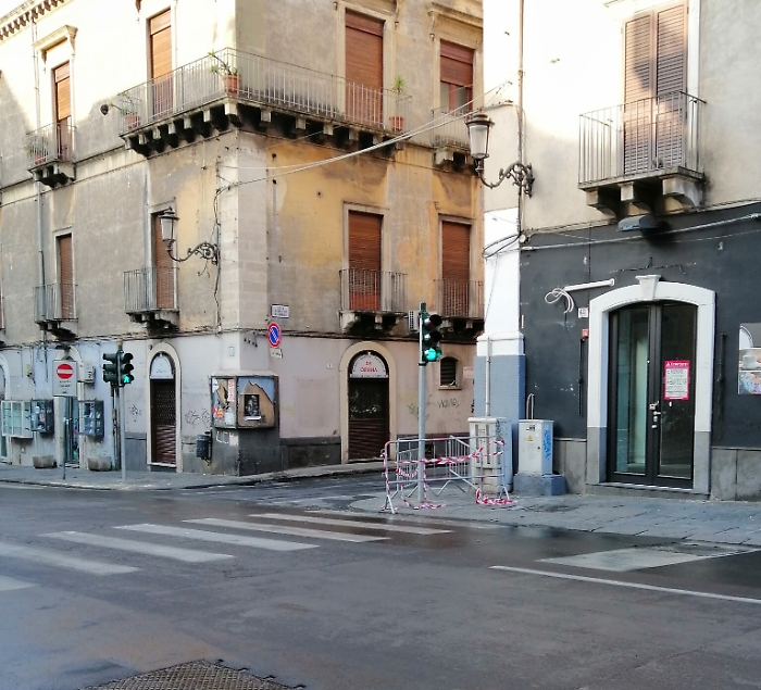 Eccesso di zelo a spese della quiete pubblica per un semaforo abbattuto.