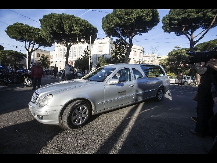 Vigili fermano carro funebre con salma