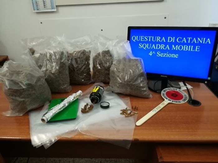 Catania, 30enne a casa e nel garage aveva 5 kg di marijuana: arrestato