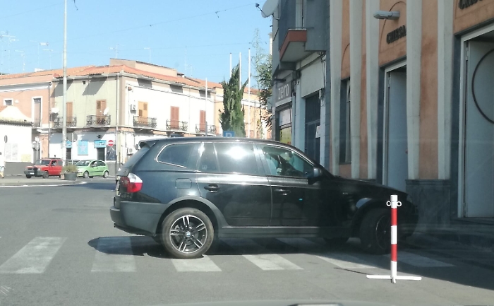 Catania: il solito incivile che parcheggia sulle strisce pedonali