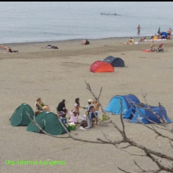 Ferragosto: lungo le spiagge vietati accampamenti e fal&ograve;