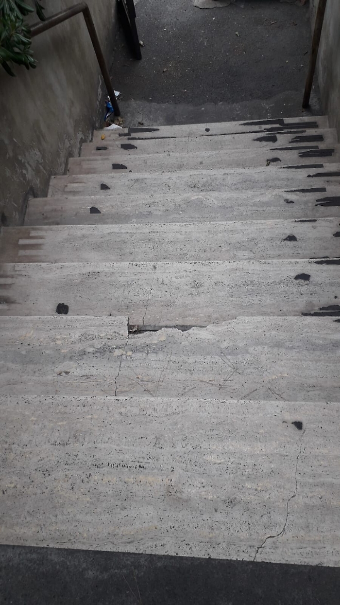 Catania: ancora la scala col gradino rotto alla Sidra.