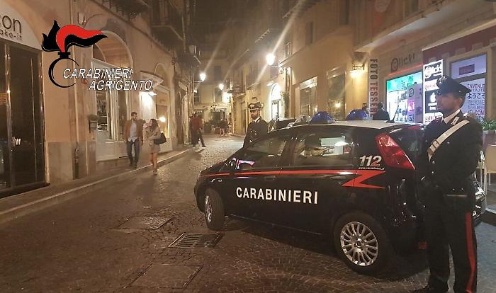 Alimenti scaduti ai suoi clienti, chiuso dai carabinieri locale della movida della via Atena