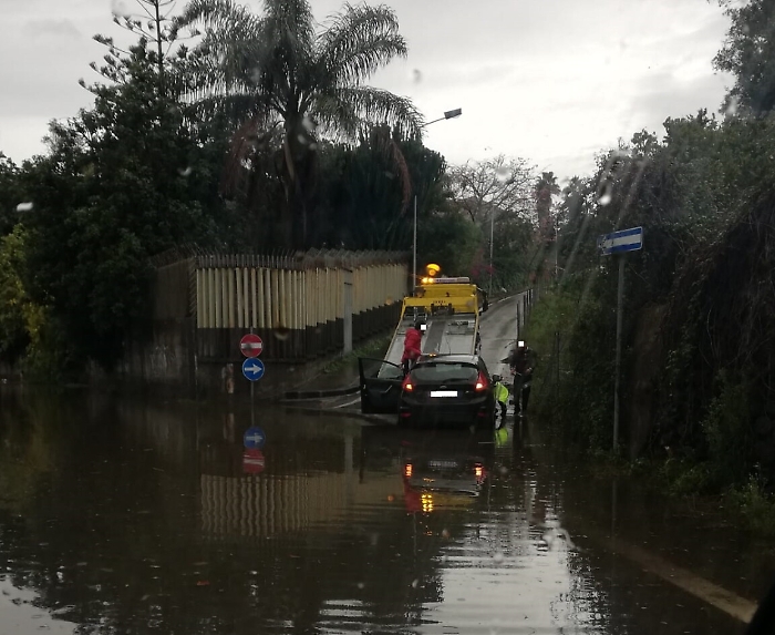 Catania: la strada "discarica" alle spalle del Viale Lain&ograve;