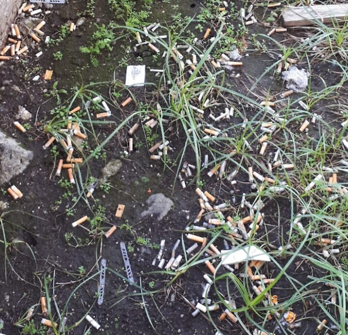 Catania: spazio verde del Policlinico pieno di mozziconi di sigarette