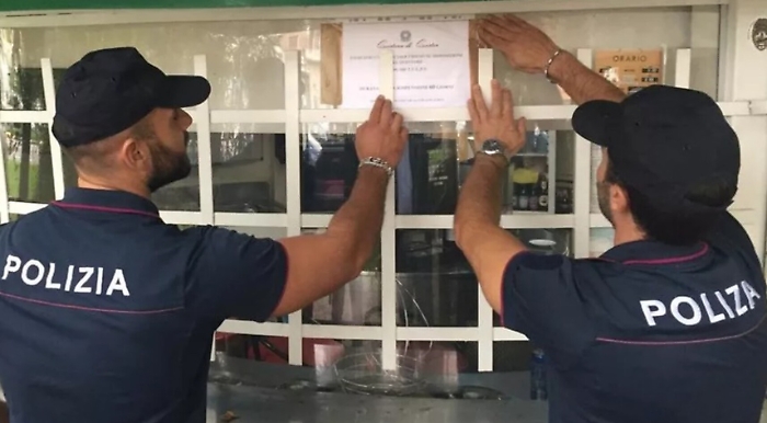 Polizia fa controlli nei chioschi scolastici:elevate multe per 12 mila euro