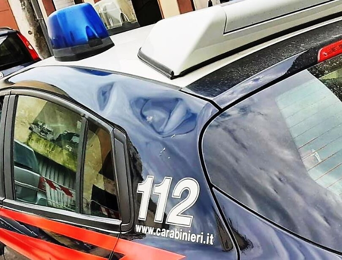 Motta S. Anastasia, ubriaca molesta i clienti del bar e poi danneggia l'auto dei carabinieri