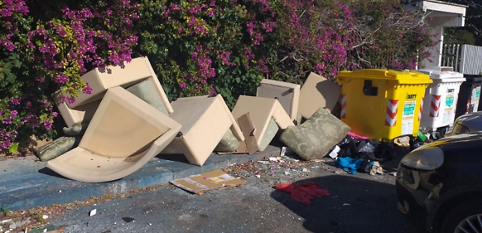 Catania: discarica di rifiuti ingombranti.