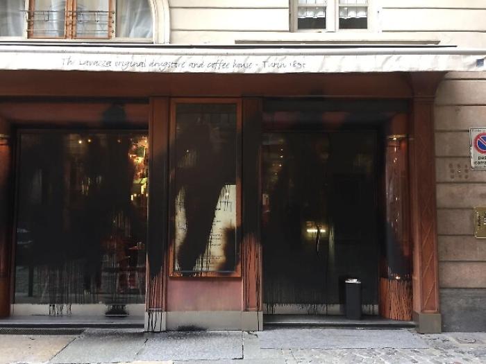 Vernice nera contro Lavazza,indaga Digos