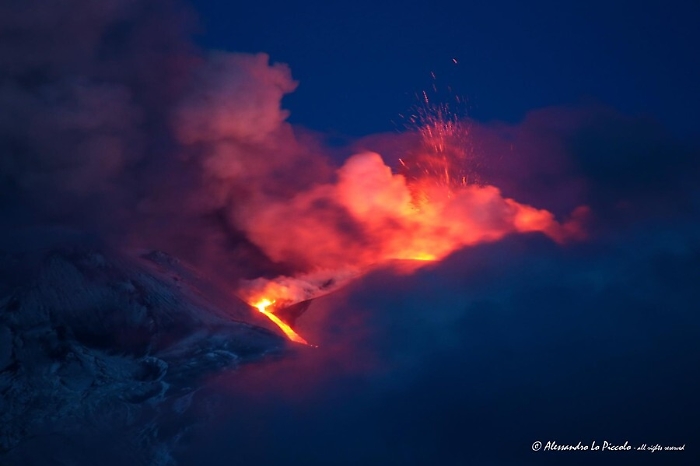 L'Etna d&agrave; ancora spettacolo tra colate laviche, tremori e boati