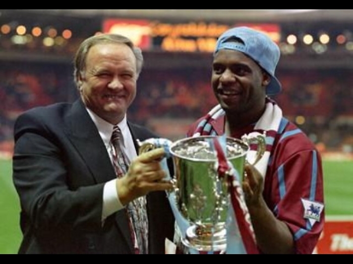 Colpito da taser, muore ex calciatore dell'Aston Villa