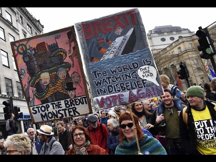 Brexit: 5 milioni firmano per revoca