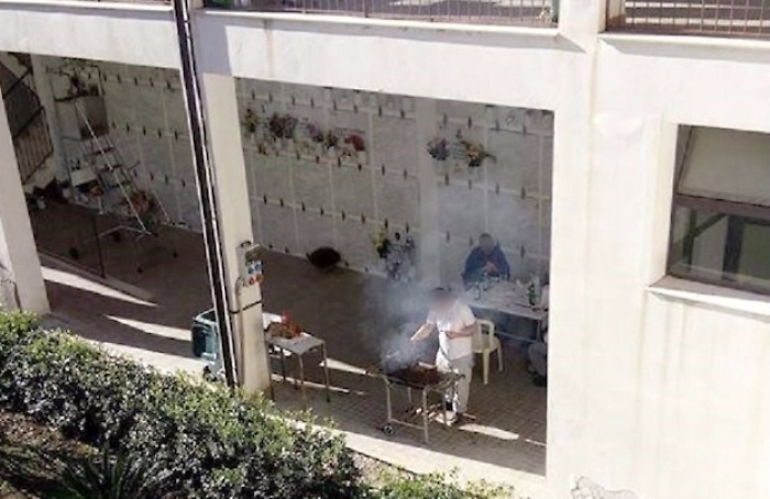 Grigliata al cimitero, scattano 4 denunce per operai manutenzione