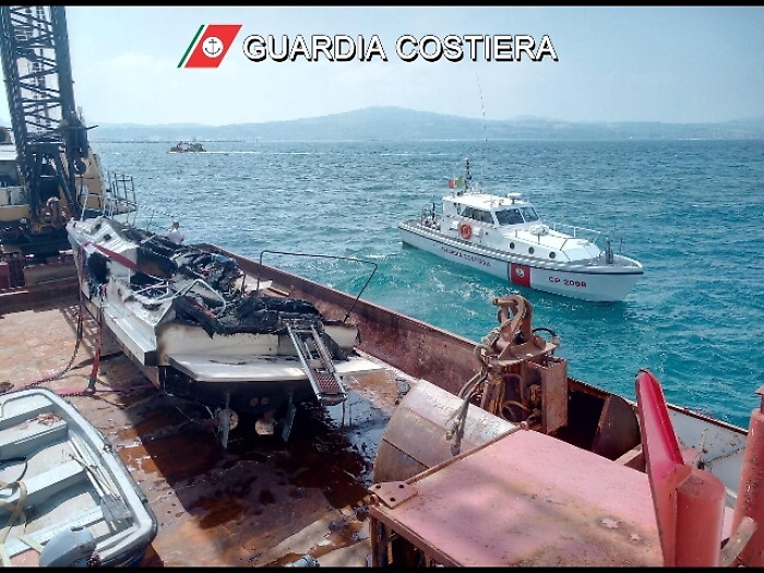 Affondato dopo rogo, recuperato relitto