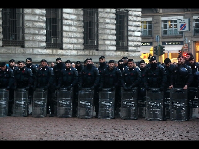 Scala, pochi fumogeni e slogan in piazza