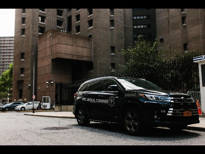 Epstein in cella senza controlli per ore