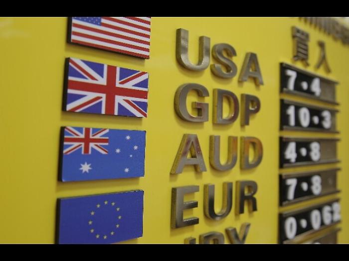 Brexit:gi&ugrave; sterlina,vicina minimi 31anni